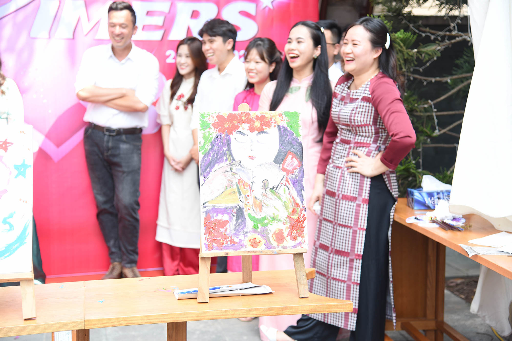 trò chơi vẽ tranh về người phụ nữ Việt Nam tại Trụ sở An Hưng