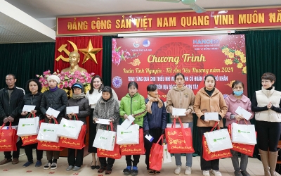 VIMID Trao tặng quà Tết cho thiếu nhi và gia đình có hoàn cảnh khó khăn tại thị xã Sơn Tây