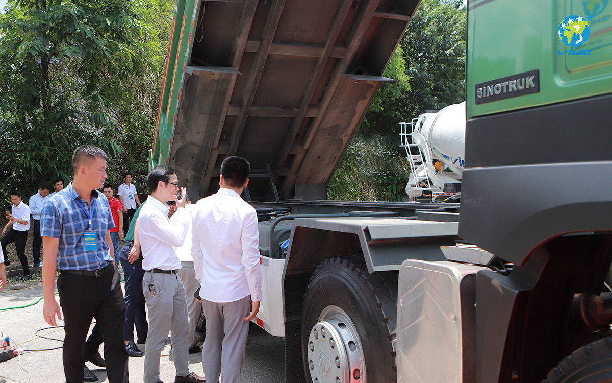 Ông N.T.H rất hào hứng với các mẫu xe tải SINOTRUK mới