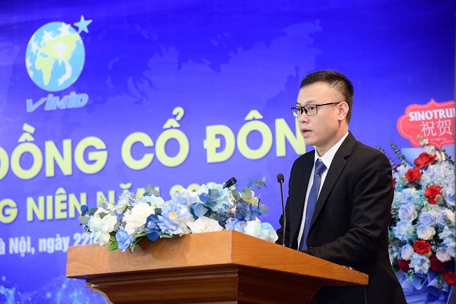 Ông Chu Quang Huy - Thành viên độc lập hội đồng quản trị kiêm Chủ tịch Ủy ban kiểm toán trình bày Báo cáo đánh giá của thành viên độc lập HĐQT trong Ủy ban kiểm toán và các tờ trình Đại hội đồng cổ đông thường niên năm 2023