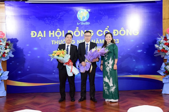 Chủ tịch HĐQT - Bà Nguyễn Thị Thu Huyền trao hoa tới Ông Nguyễn Vũ Trụ - Chủ tọa Đại hội và Ông Chu Quang Huy - Chủ tịch Uỷ ban kiểm toán