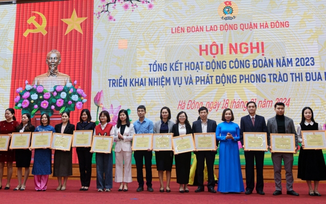 VIMID NHẬN BẰNG KHEN TỪ LIÊN ĐOÀN LAO ĐỘNG QUẬN HÀ ĐÔNG