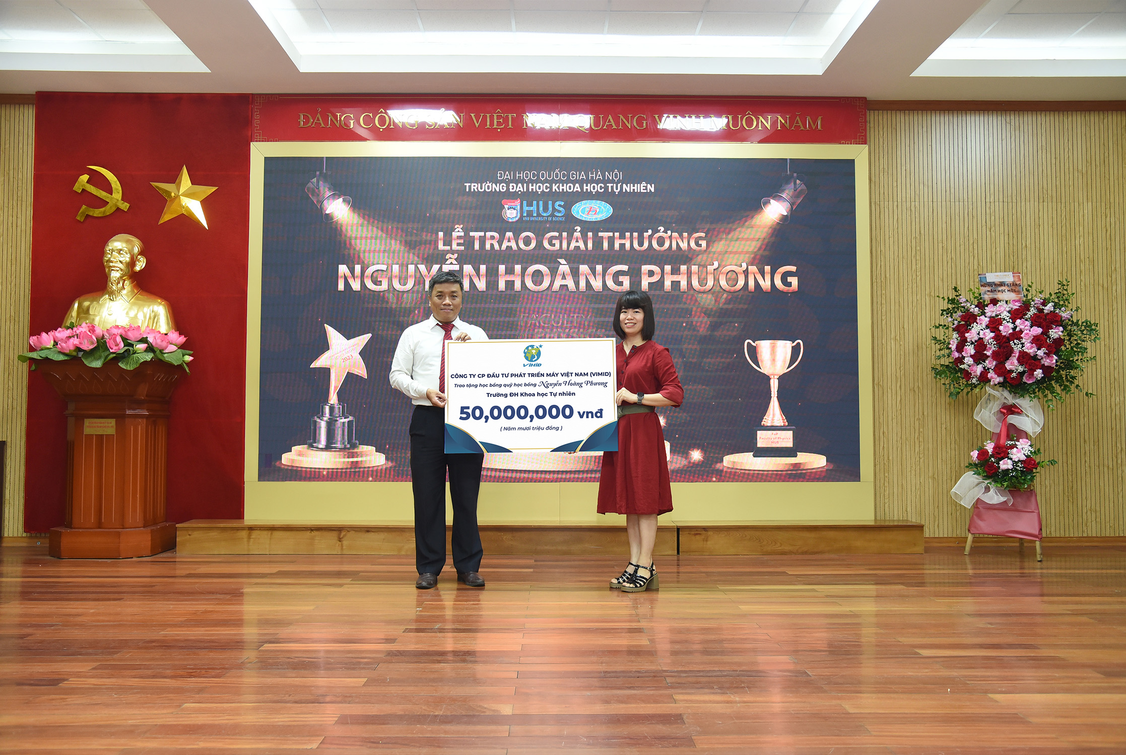 Đại diện VIMID trao tặng quỹ học bổng Nguyễn Hoàng Phương