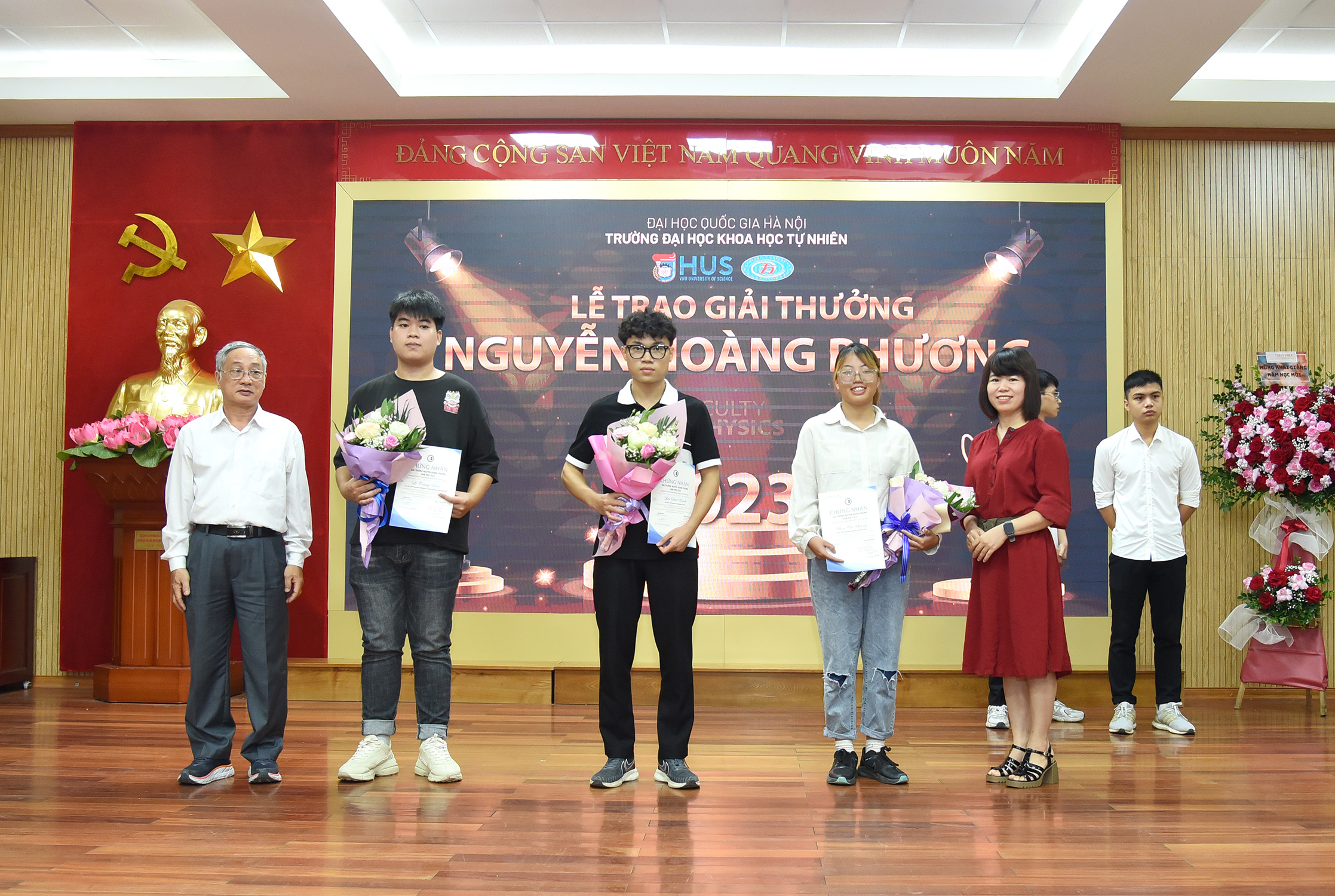 Bà Lê Thành Dung - Đại diện VIMID trao thưởng cho các sinh viên đạt giải