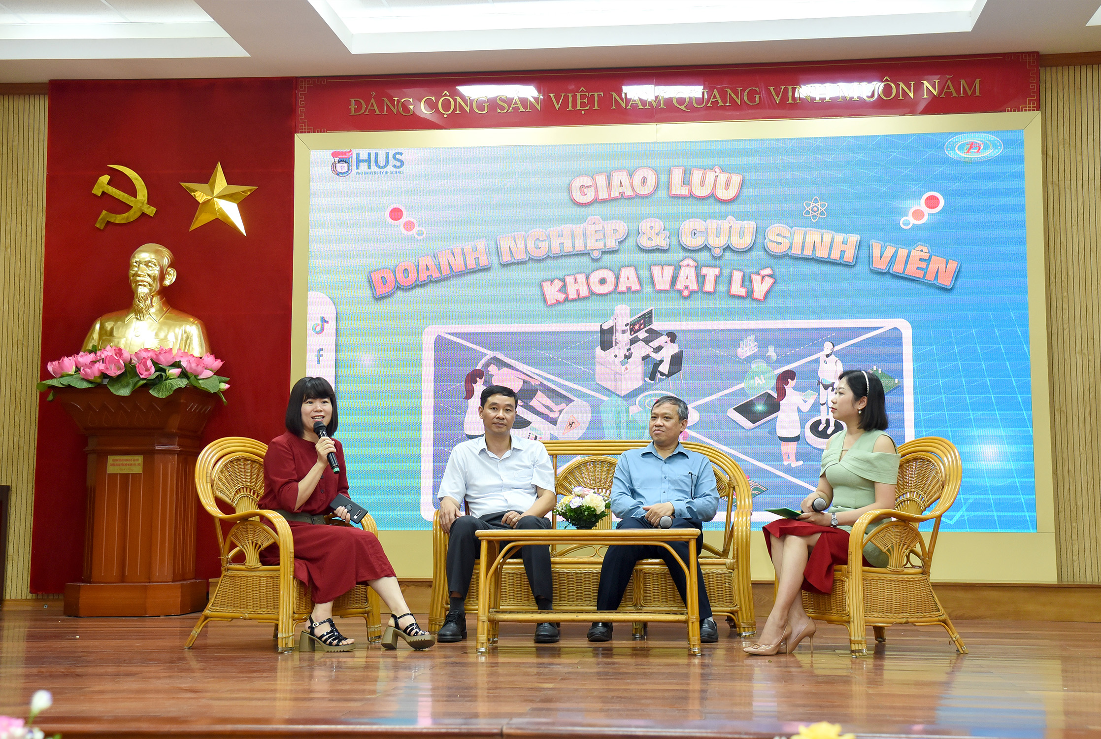 Bà Lê Thành Dung – Đại diện VIMID giao lưu với sinh viên