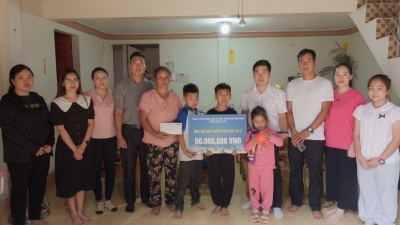  VIMID thăm hỏi, hỗ trợ gia đình các lái xe thiệt mạng trong cơn bão số 3