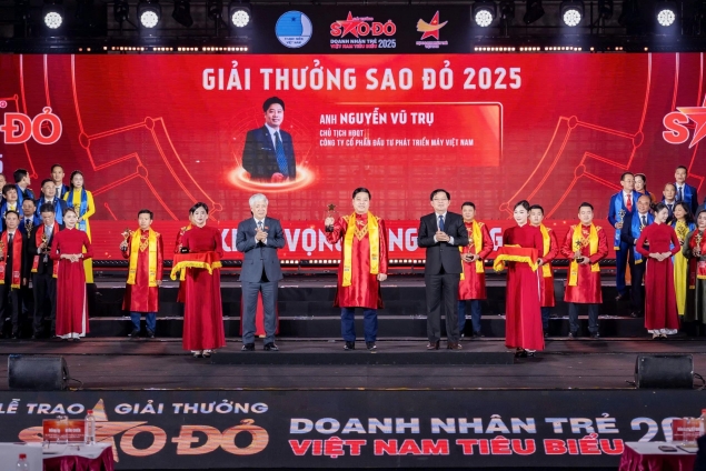 Doanh nhân Nguyễn Vũ Trụ - Chủ tịch VIMID được vinh danh Giải thưởng Top 10 Sao đỏ 2025