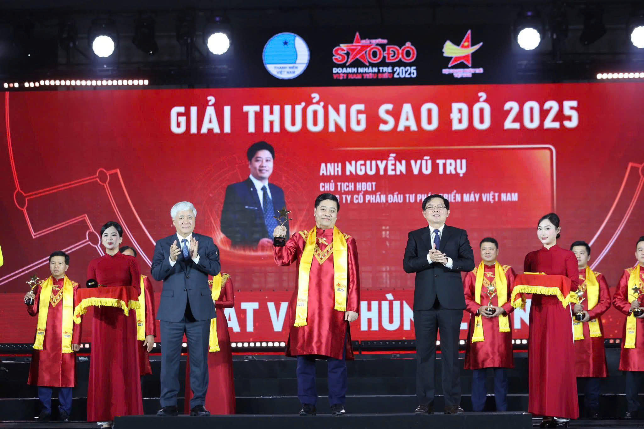 Doanh nhân Nguyễn Vũ Trụ - Chủ tịch VIMID được vinh danh Giải thưởng Top 10 Sao đỏ 2025