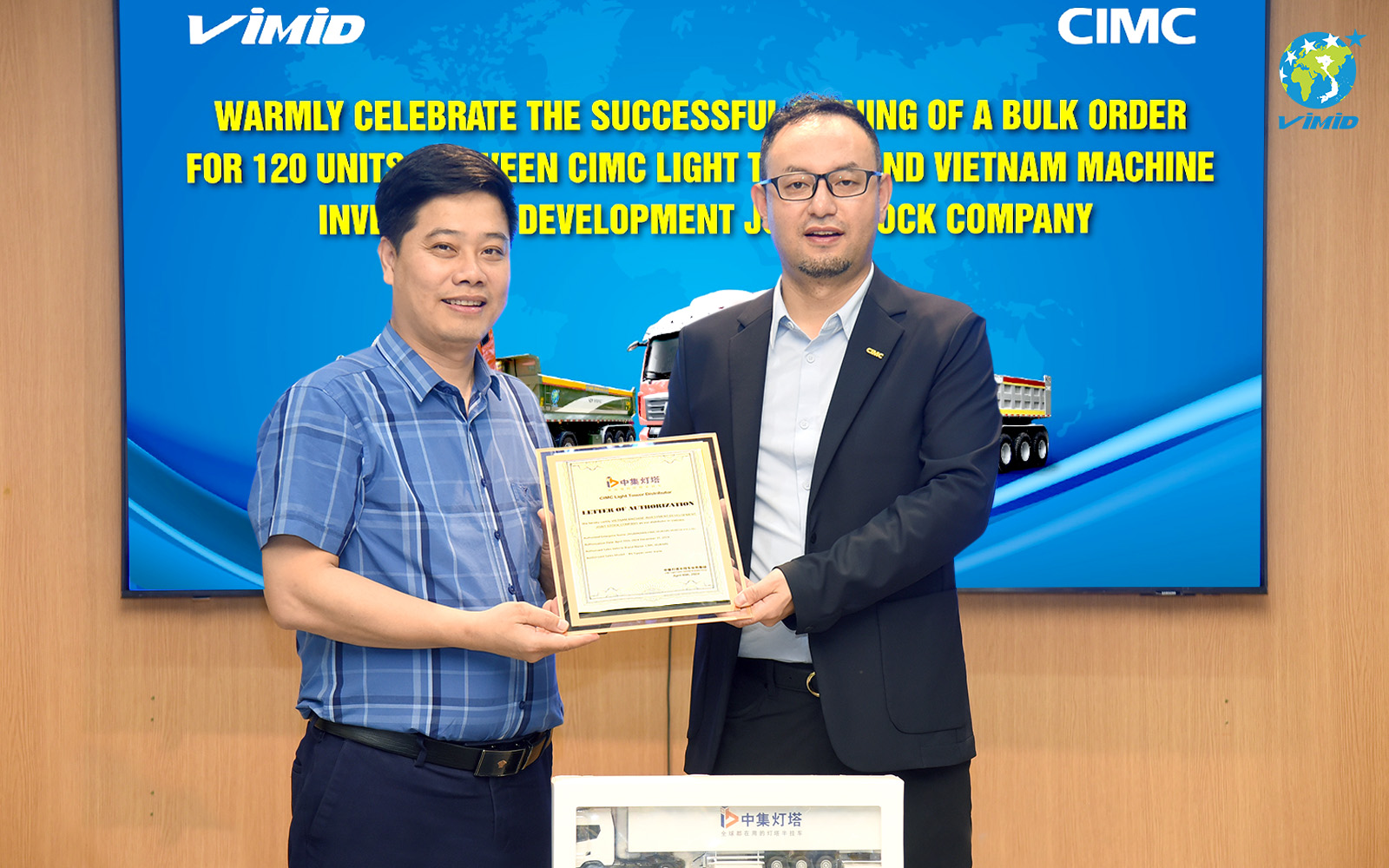Ông Shu Lei - CEO thị trường Quốc tế Tập đoàn CIMC LIGHT TOWER trao ủy quyền phân phối sản phẩm chính hãng của CIMC cho VIMID và đại diện VIMID, Ông Nguyễn Vũ Trụ - Giám đốc VIMID nhận chứng nhận ủy quyền.