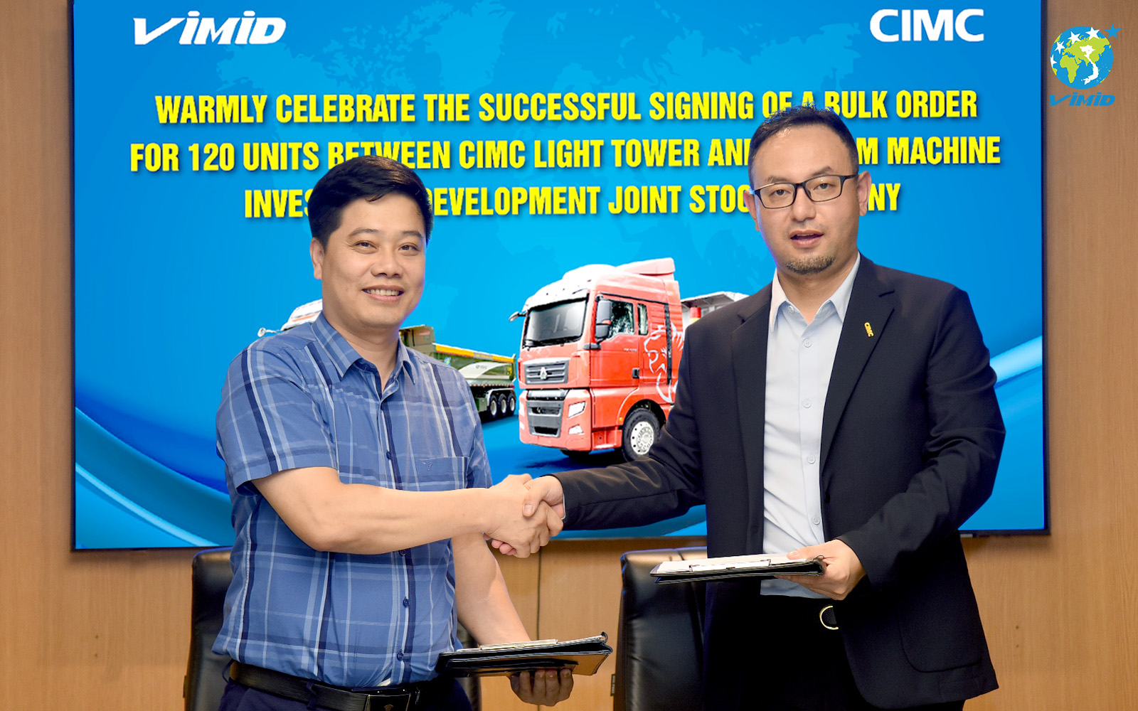 Ông Nguyễn Vũ Trụ - Giám đốc VIMID & Ông Shu Lei - CEO thị trường Quốc tế Tập đoàn CIMC LIGHT TOWER ký kết thỏa thuận hợp tác.