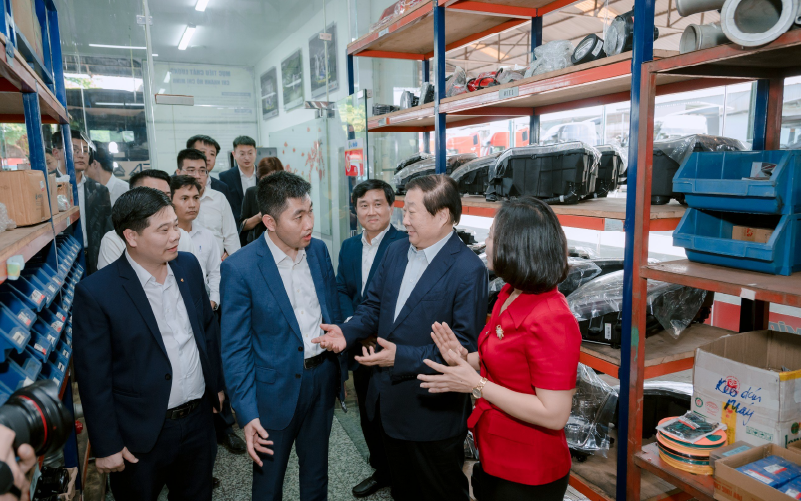 (Một số hình ảnh Ông Tan Xu Guang và BLĐ cấp cao Tập đoàn SINOTRUK cùng BLĐ VIMID trong chuyến thăm & làm việc tại VIMID thành phố Hồ Chí Minh)