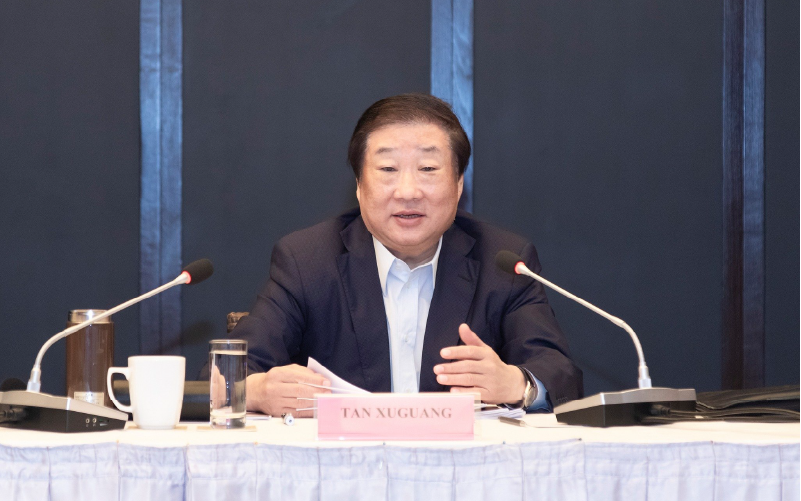 (Ông Tan Xu Guang - Chủ tịch Tập đoàn công nghiệp nặng Sơn Đông kiêm chủ tịch tập đoàn SINOTRUK phát biểu trong Hội nghị)