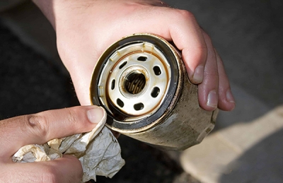 Lọc nhớt xe tải là gì? Hướng dẫn cách thay lọc nhớt xe tải đúng cách