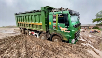 Những nguyên nhân khiến xe tải mắc lầy, cách xử lý ra sao?