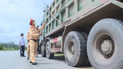 Xe tải chở quá số người quy định và lỗi chở người trên thùng phạt bao nhiêu?