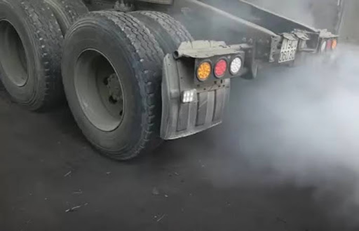 Xe tải ra khói trắng là tình trạng gì?