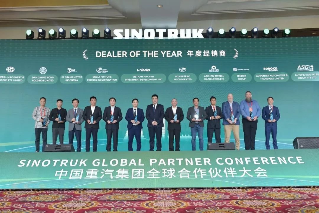 Ông Nguyễn Vũ Trụ (đứng thứ 6 từ bên trái qua) - Tổng giám đốc VIMID nhận cúp vinh danh từ Tập đoàn Sơn Đông (Trung Quốc) và Tập đoàn Sinotruk