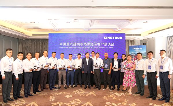 Sinotruk’s Heavy-duty truck market Customer Conference & Roundtable in Vietnam with Secretary of the Party Committee of Shandong Heavy Industry Group, Chairman of Shandong Heavy Industry Group and Sinotruk – Mr. Tan Xu Guang