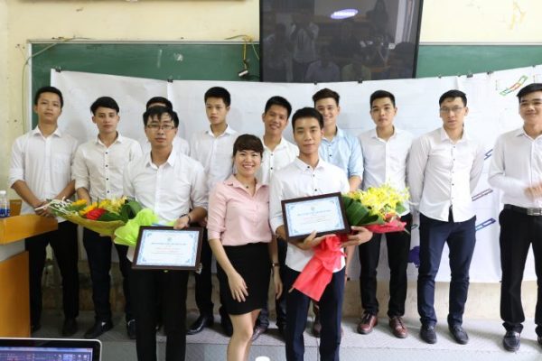 VIMID TRAO THƯỞNG CHO SINH VIÊN BÁCH KHOA