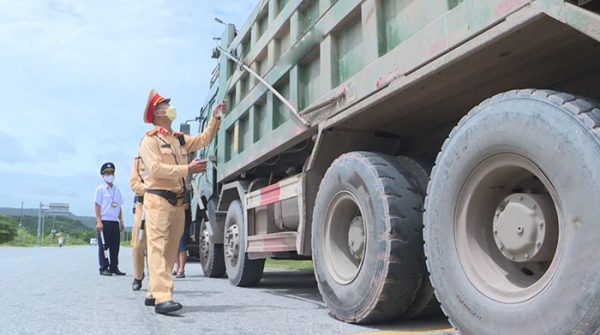 Xe tải chở quá số người quy định và lỗi chở người trên thùng phạt bao nhiêu?