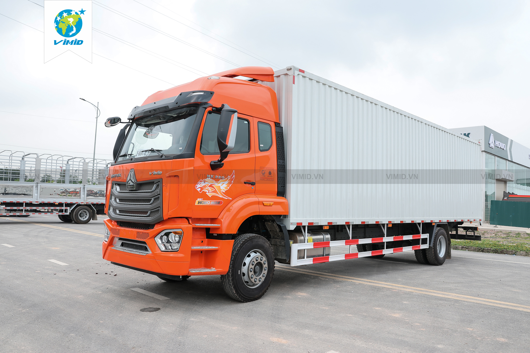 Xe tải Howo NX 220 4x2 thùng kín 3CH nhập khẩu 9m9