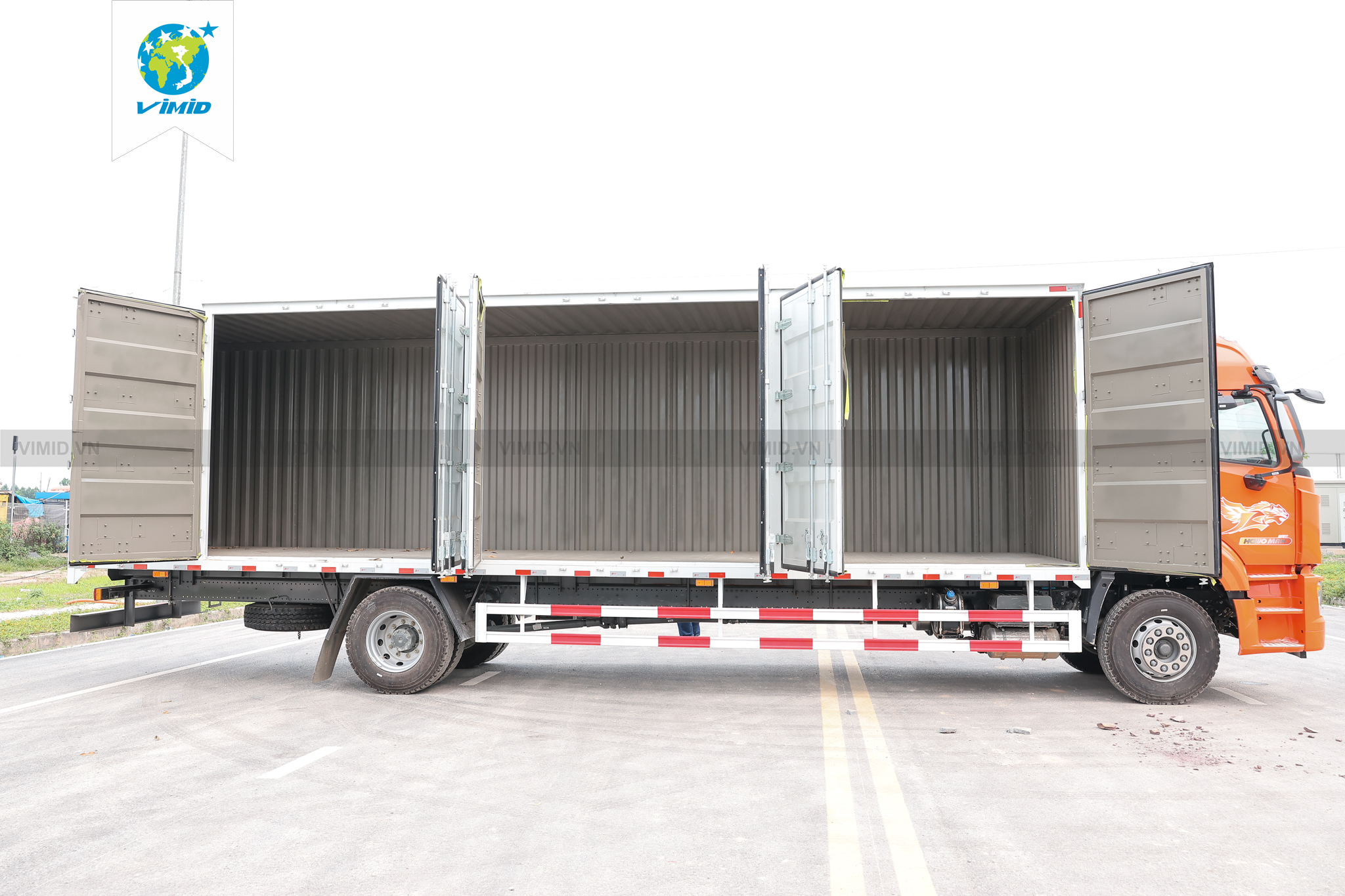 Xe tải Howo NX 220 4x2 thùng kín 3CH 9m9