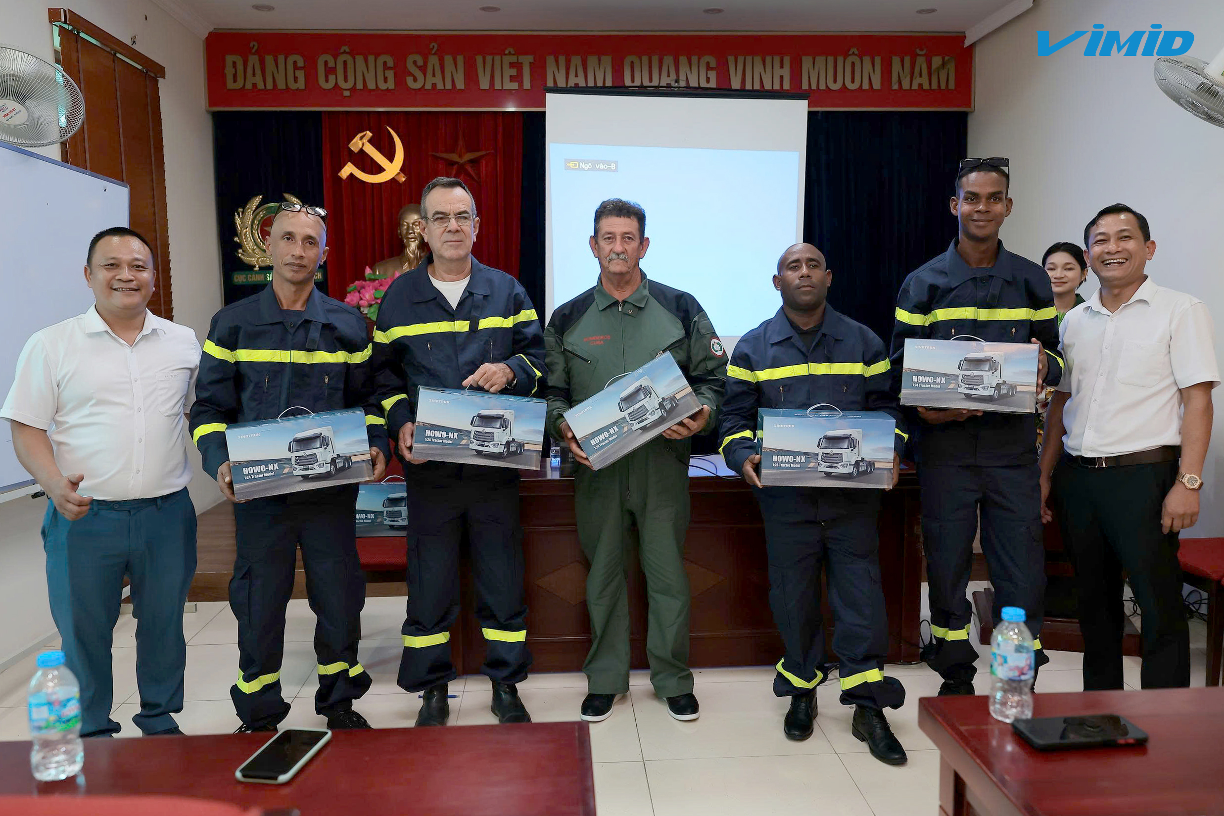 VIMID & SINOTRUK bàn giao xe PCCC chuyên dùng cho Bộ Nội vụ Cuba 2 VIMID & SINOTRUK bàn giao xe PCCC chuyên dùng cho Bộ Nội vụ Cuba