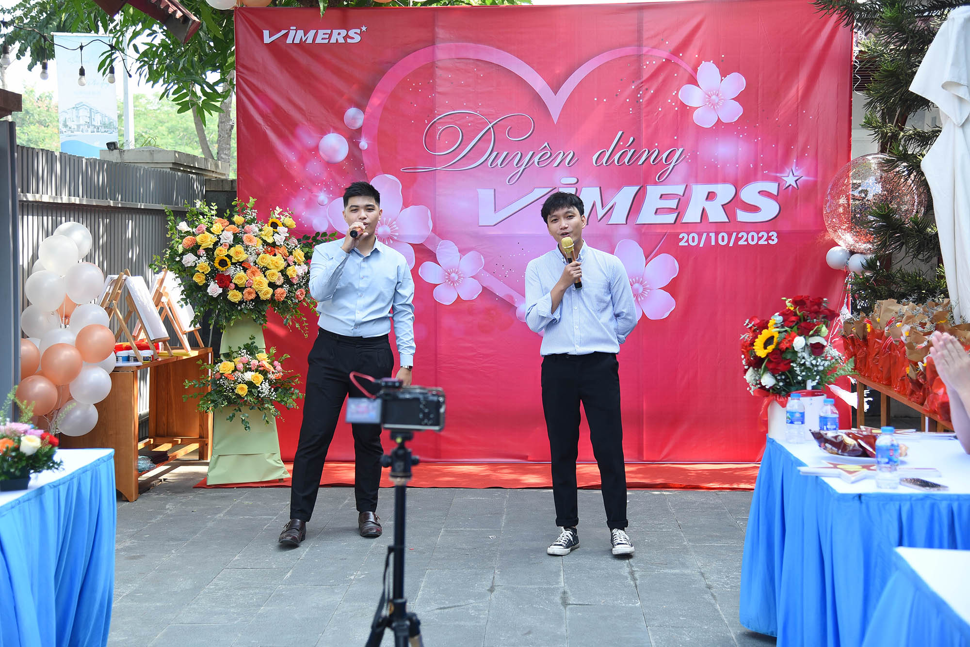 2 chàng trai cùng lời hát ngọt ngào gửi tới chị em