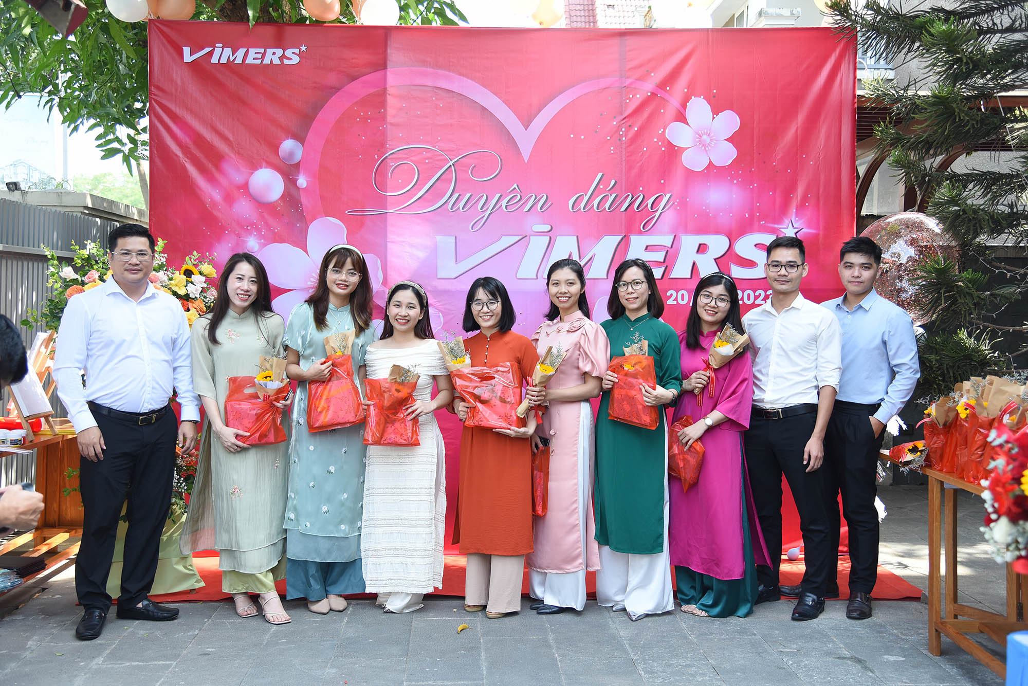 các chị em rạng rỡ trong tà Áo dài truyền thống