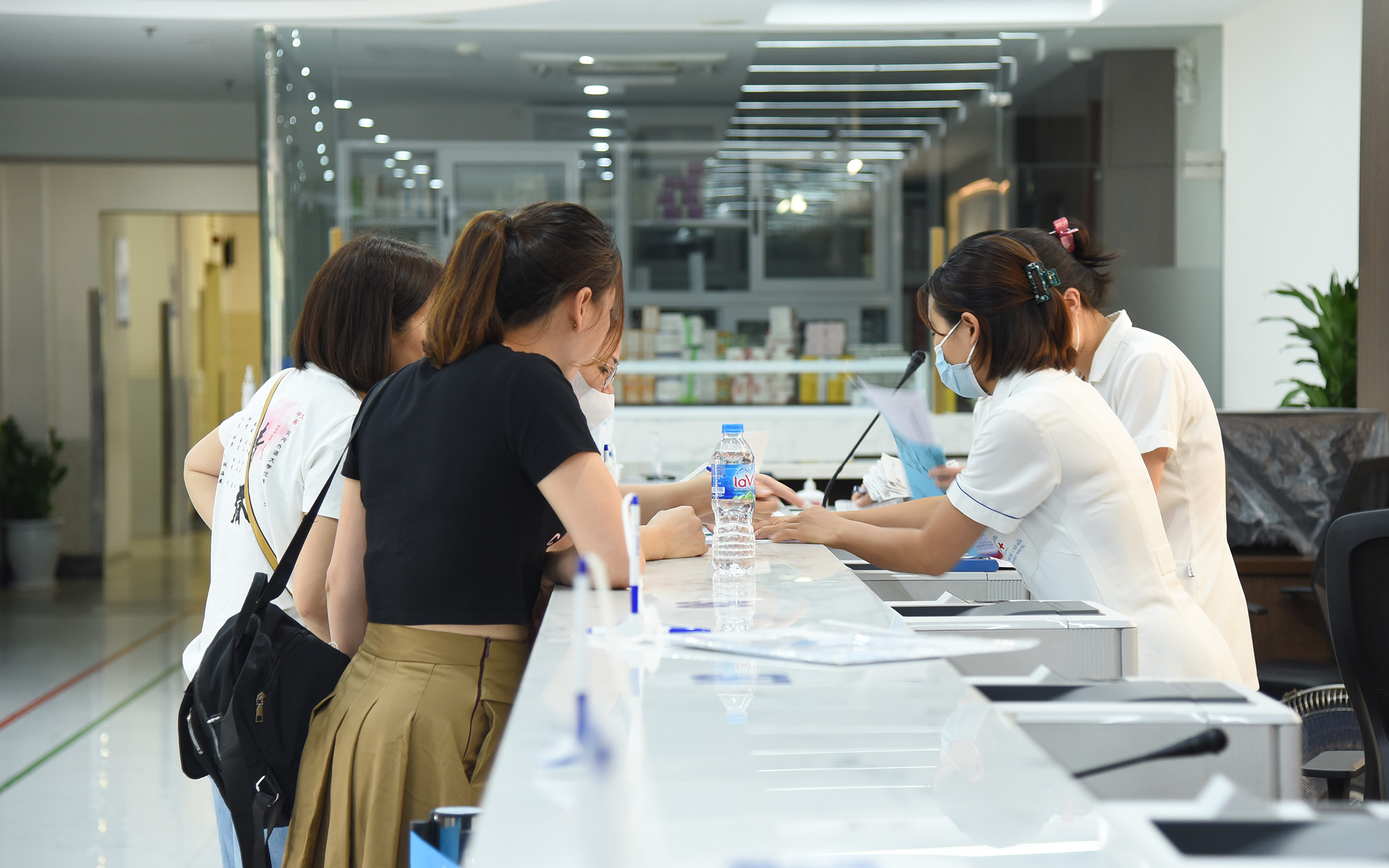 Vimid tổ chức khám sức khỏe định kỳ năm 2023 cho CBNV trên toàn quốc 2 CBNV đang nghe hướng dẫn từ bệnh viện