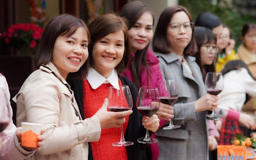 Nâng ly chúc mừng cho một năm mới Vạn sự như ý