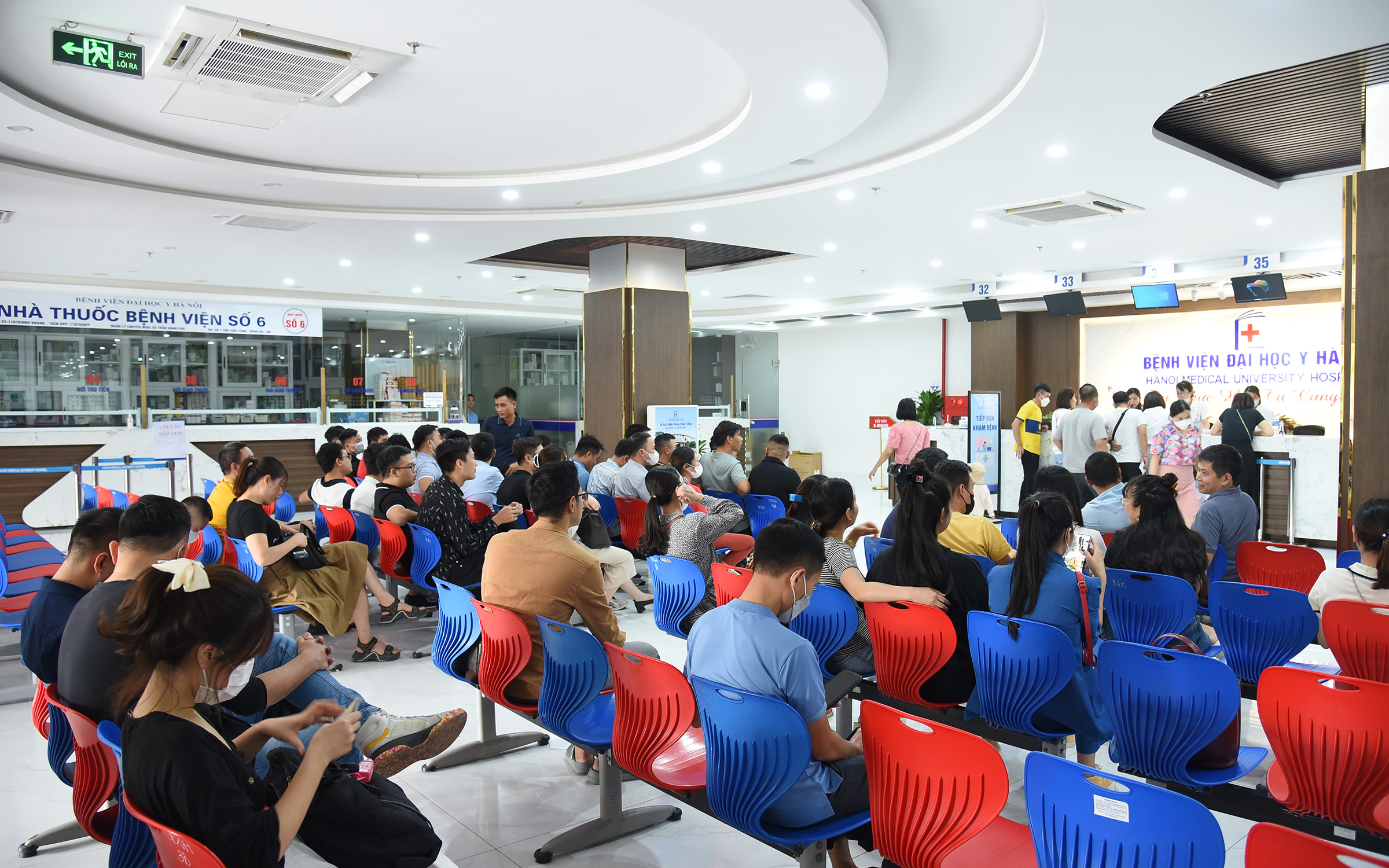 Vimid tổ chức khám sức khỏe định kỳ năm 2023 cho CBNV trên toàn quốc 3 Khuôn viên của BV Đại Học Y Hà Nội rộng rãi, thoáng mát, CBNV VIMID ngồi chờ cấp phát sổ khám sức khỏe