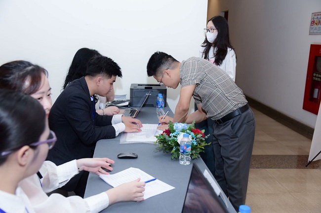 Cổ đông tham dự Đại hội được hướng dẫn tận tình, tiếp đón chu đáo