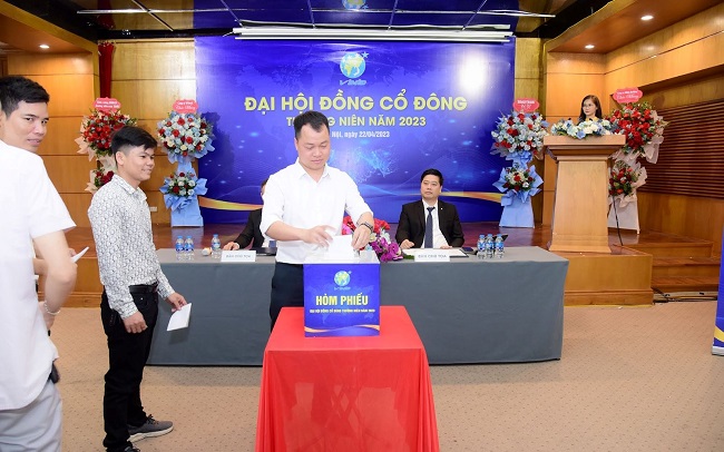 Cổ đông bỏ phiếu biểu quyết tại Đại hội