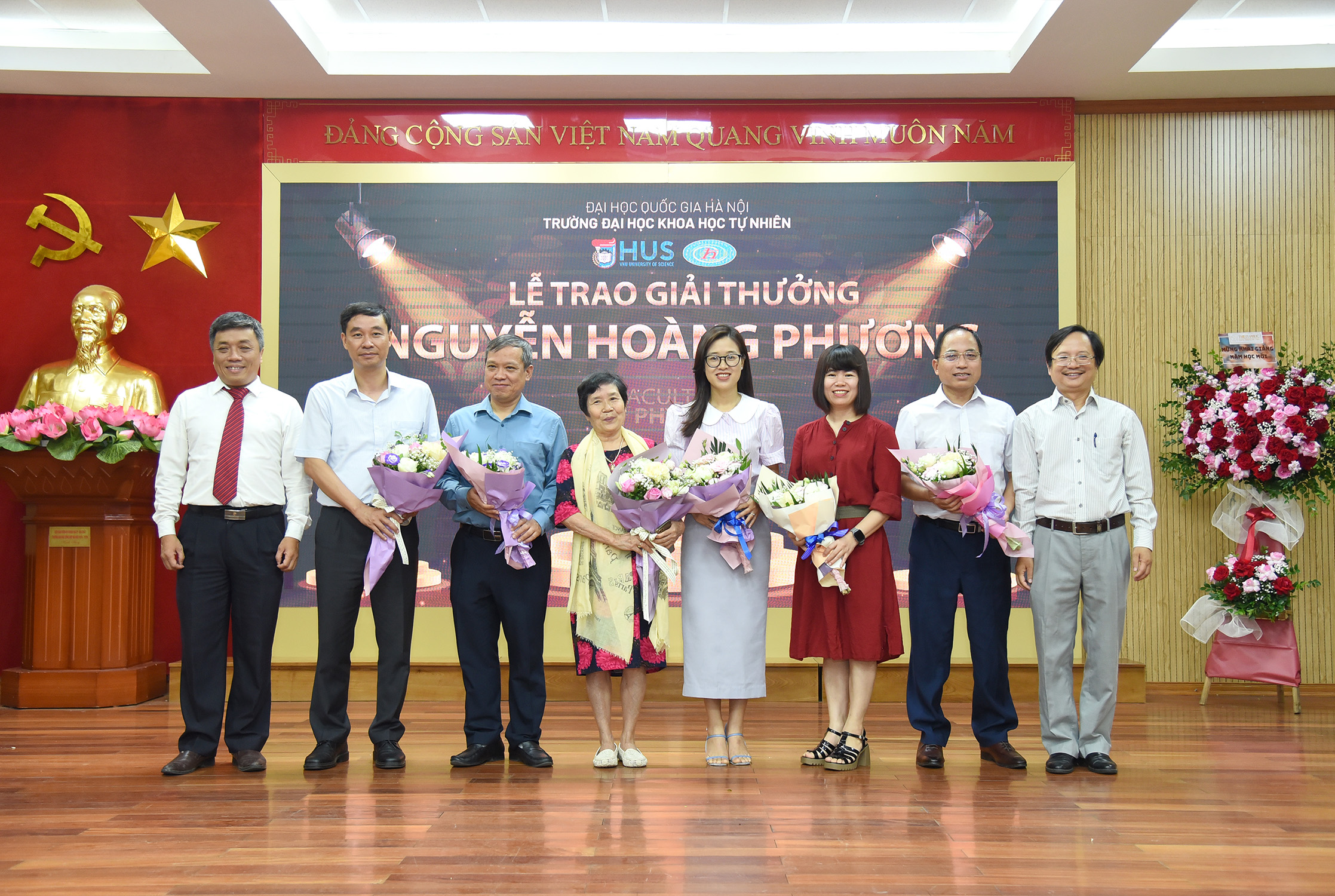 Các khách mời chụp ảnh lưu niệm cùng nhà trường