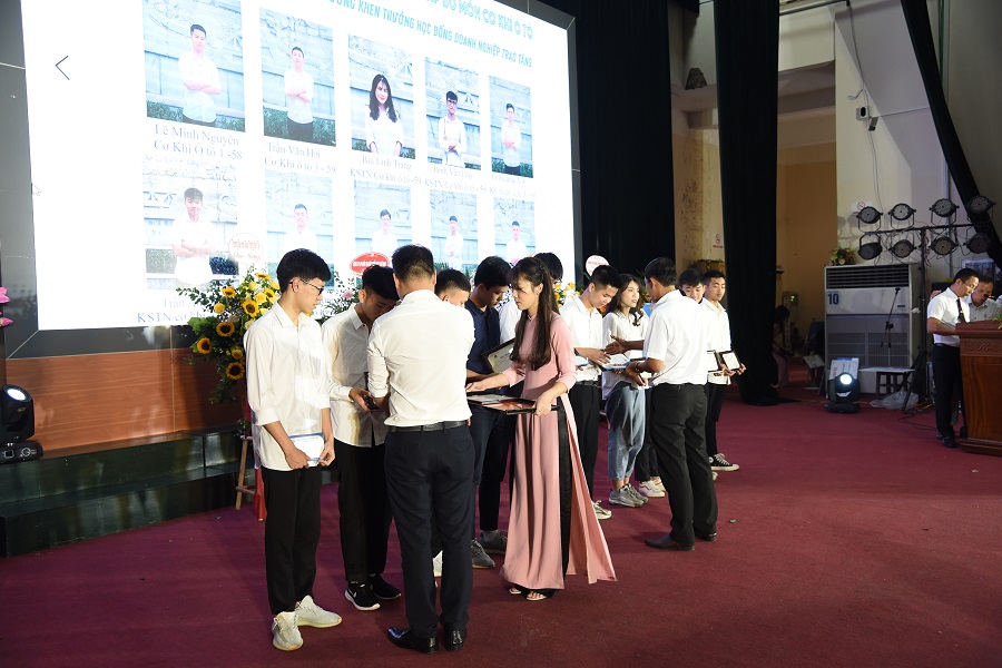 VIMID trao tặng học bổng cho sinh viên có thành tích xuất sắc của trường ĐH Giao thông vận tải