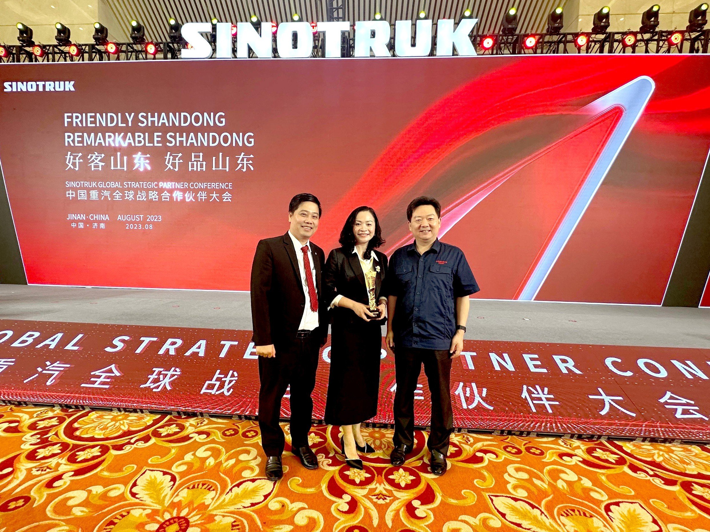 Ban lãnh đạo VIMID cùng ông Lưu Vĩ - Chủ tịch Sinotruk Quốc Tế trong Hội nghị