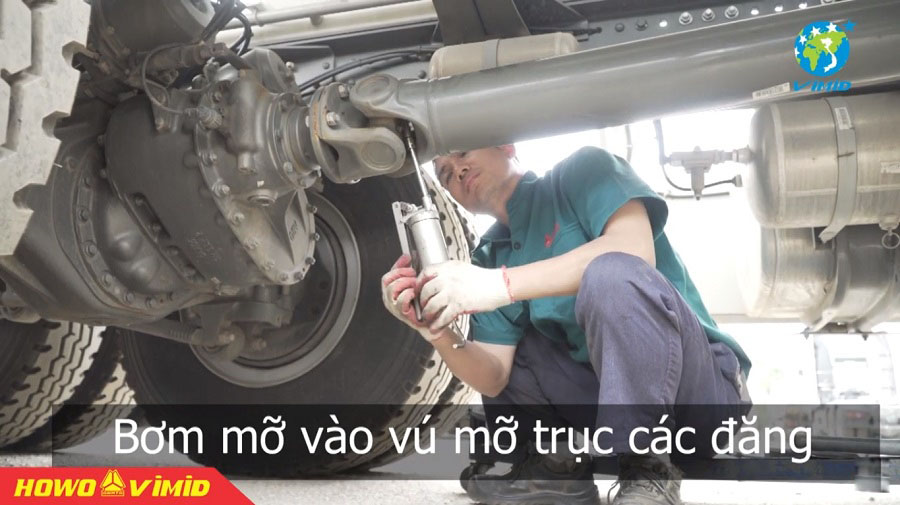 Cách Vận Hành, Sửa Chữa, Bảo Dưỡng Xe Ben HOWO 3 Bơm mỡ vào vú mỡ trục các đăng