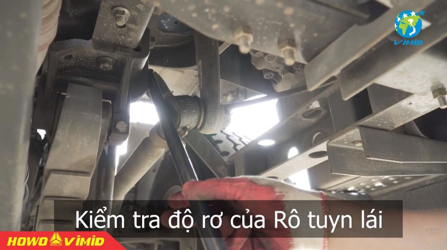 Cách Vận Hành, Sửa Chữa, Bảo Dưỡng Xe Ben HOWO 2 Thực hiện bơm mỡ vào vú mỡ trục các đăng lái