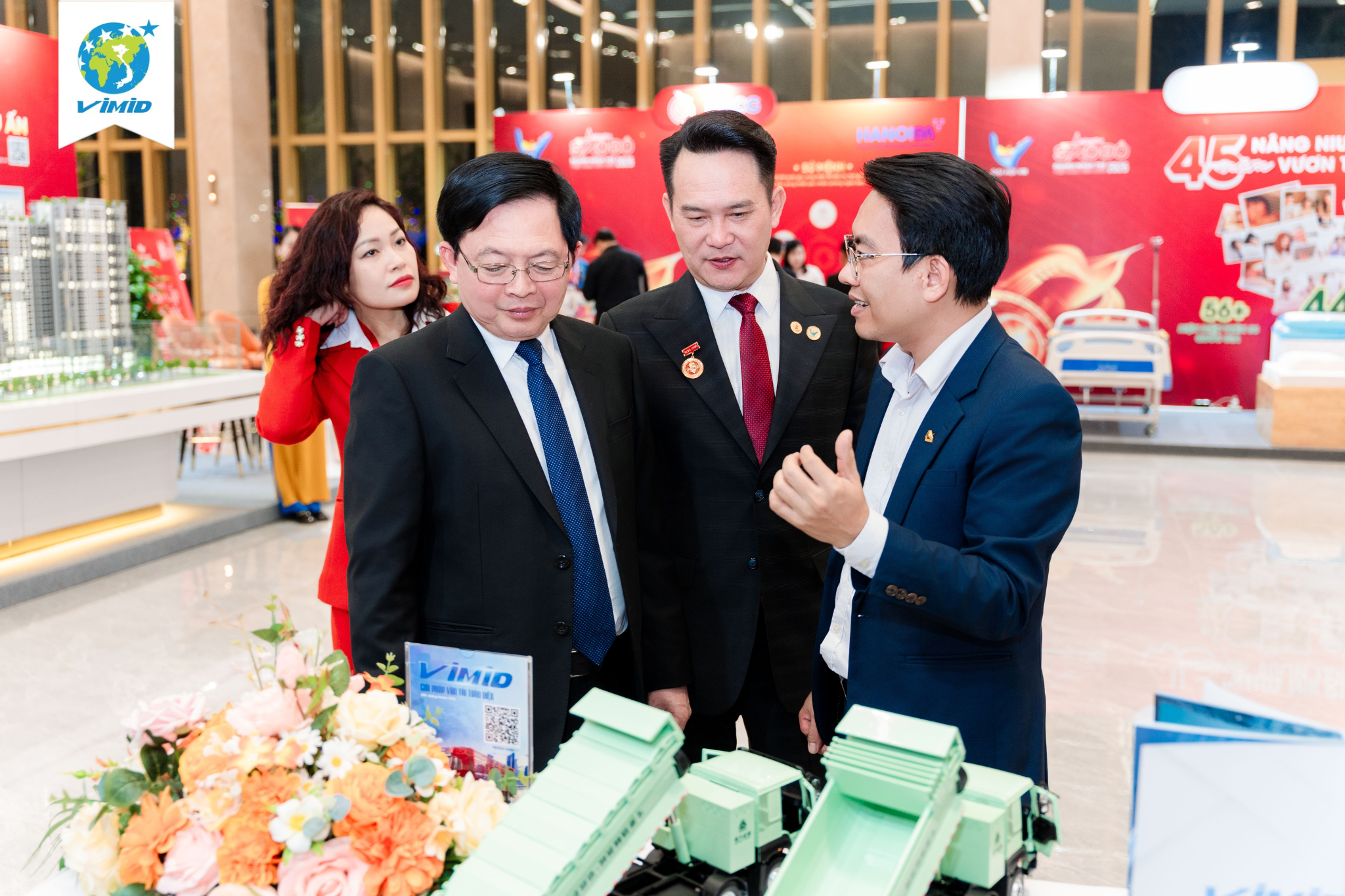 Entrepreneur Nguyễn Vũ Trụ – Chairman of VIMID – Honored in the Top 10 Red Star Awards 2025