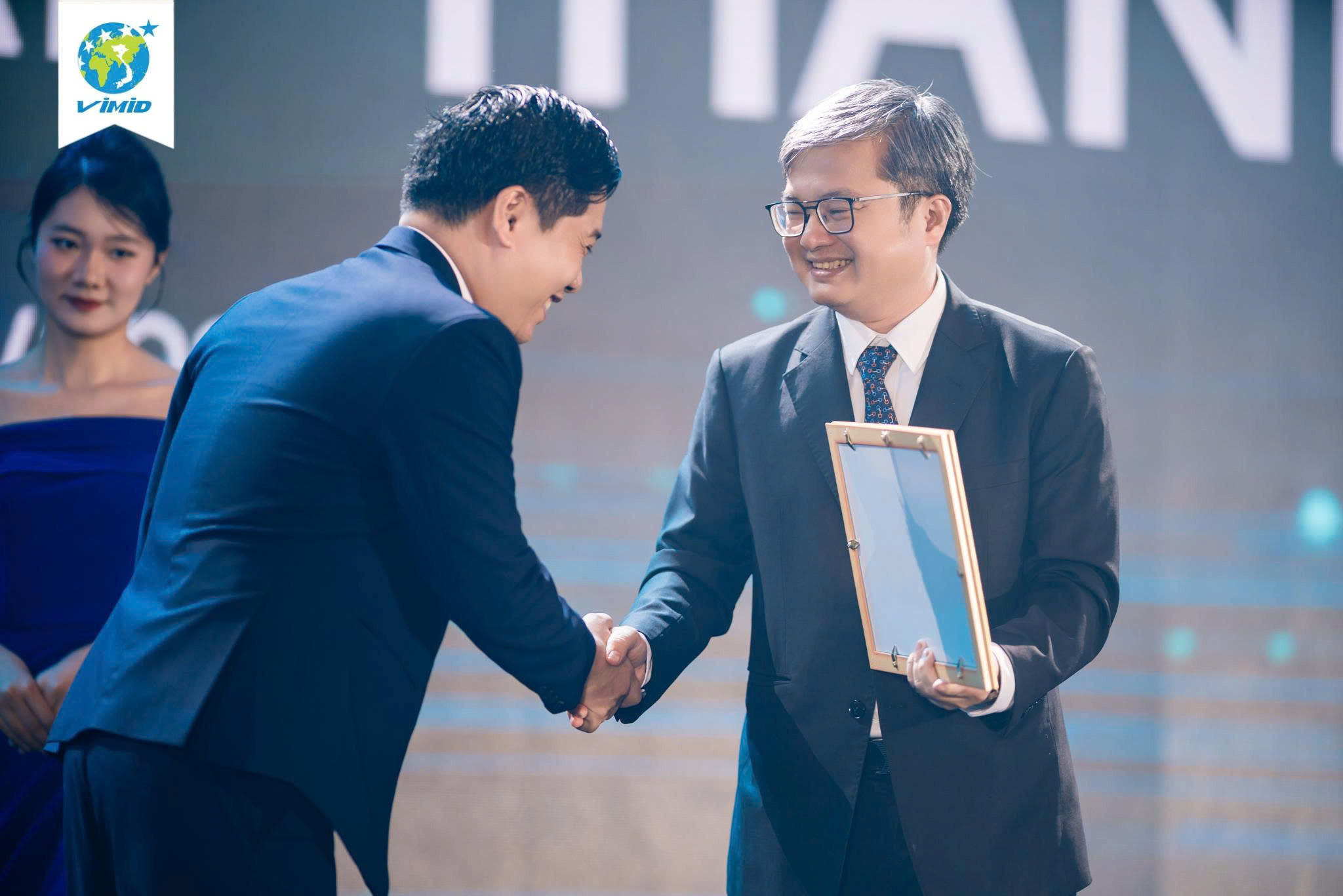 VIMID Received Commendation from the President of Hanoi People’s Committee: Recognized for Outstanding Achievements in Promoting and Developing the Hanoi Young Business Association in 2025 2 VIMID Received Commendation from the President of Hanoi People’s Committee: Recognized for Outstanding Achievements in Promoting and Developing the Hanoi Young Business Association in 2025
