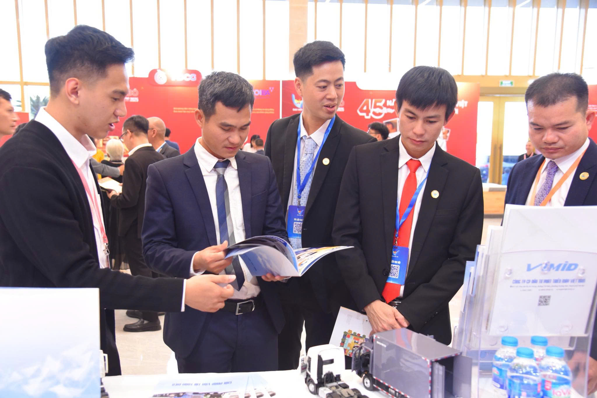 Entrepreneur Nguyễn Vũ Trụ – Chairman of VIMID – Honored in the Top 10 Red Star Awards 2025