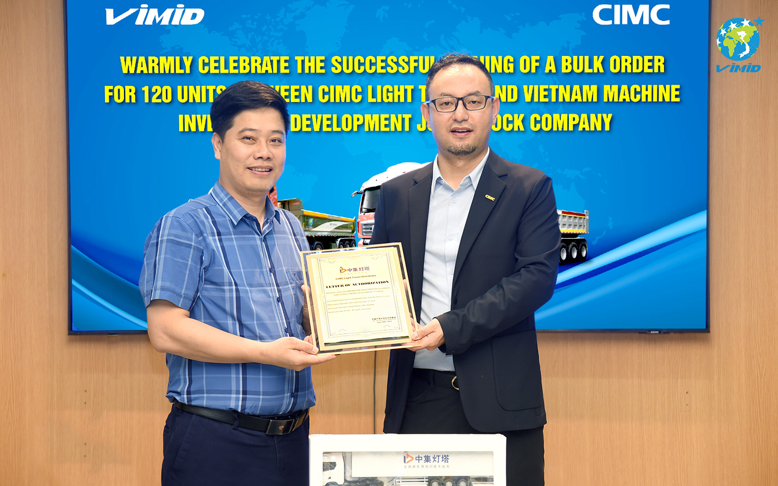 Tập đoàn CIMC LIGHT TOWER đến thăm và làm việc tại VIMID thắt chặt mối quan hệ hợp tác chiến lược 1 Ông Shu Lei - CEO thị trường Quốc tế Tập đoàn CIMC LIGHT TOWER trao ủy quyền phân phối sản phẩm chính hãng của CIMC cho VIMID và đại diện VIMID, Ông Nguyễn Vũ Trụ - Giám đốc VIMID nhận chứng nhận ủy quyền.
