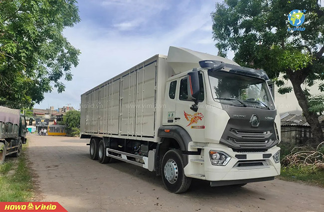Xe tải Howo 3 chân thùng kín