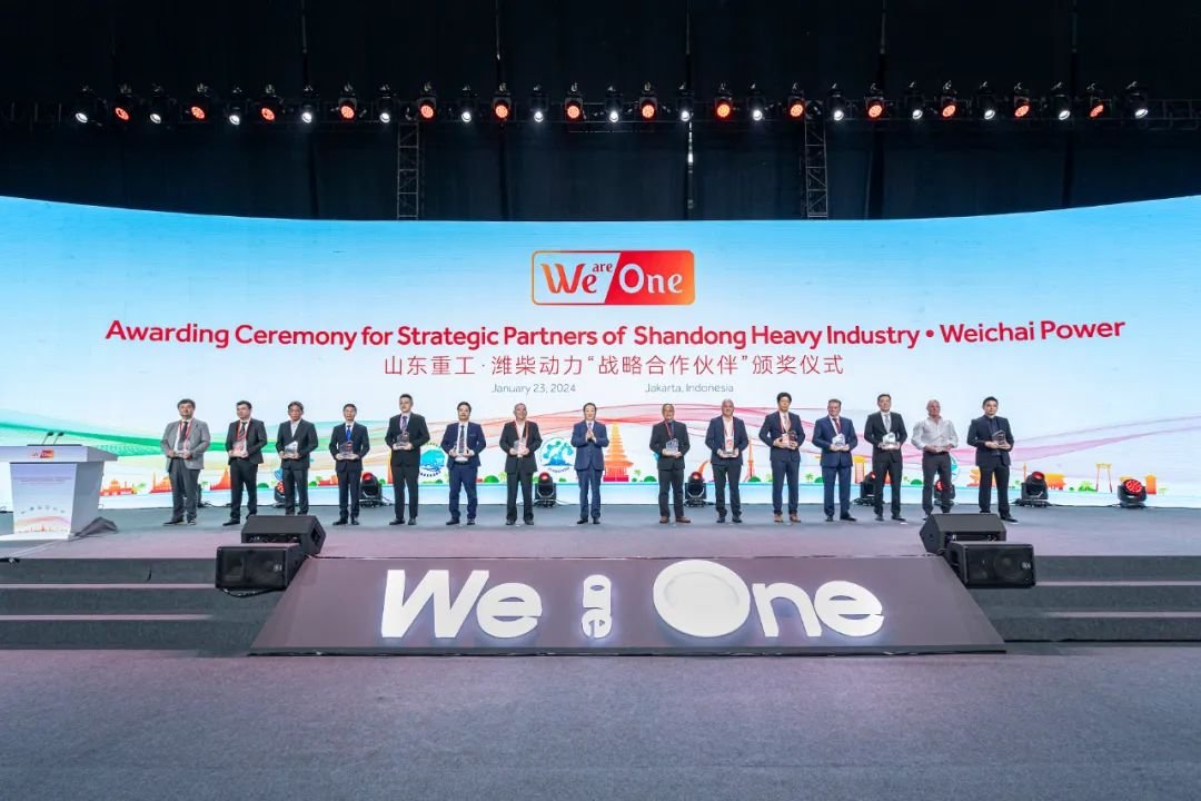 Ông Nguyễn Vũ Trụ (đứng thứ 6 từ bên trái qua) - Tổng giám đốc VIMID nhận cúp vinh danh từ Tập đoàn Sơn Đông (Trung Quốc) và Tập đoàn Sinotruk